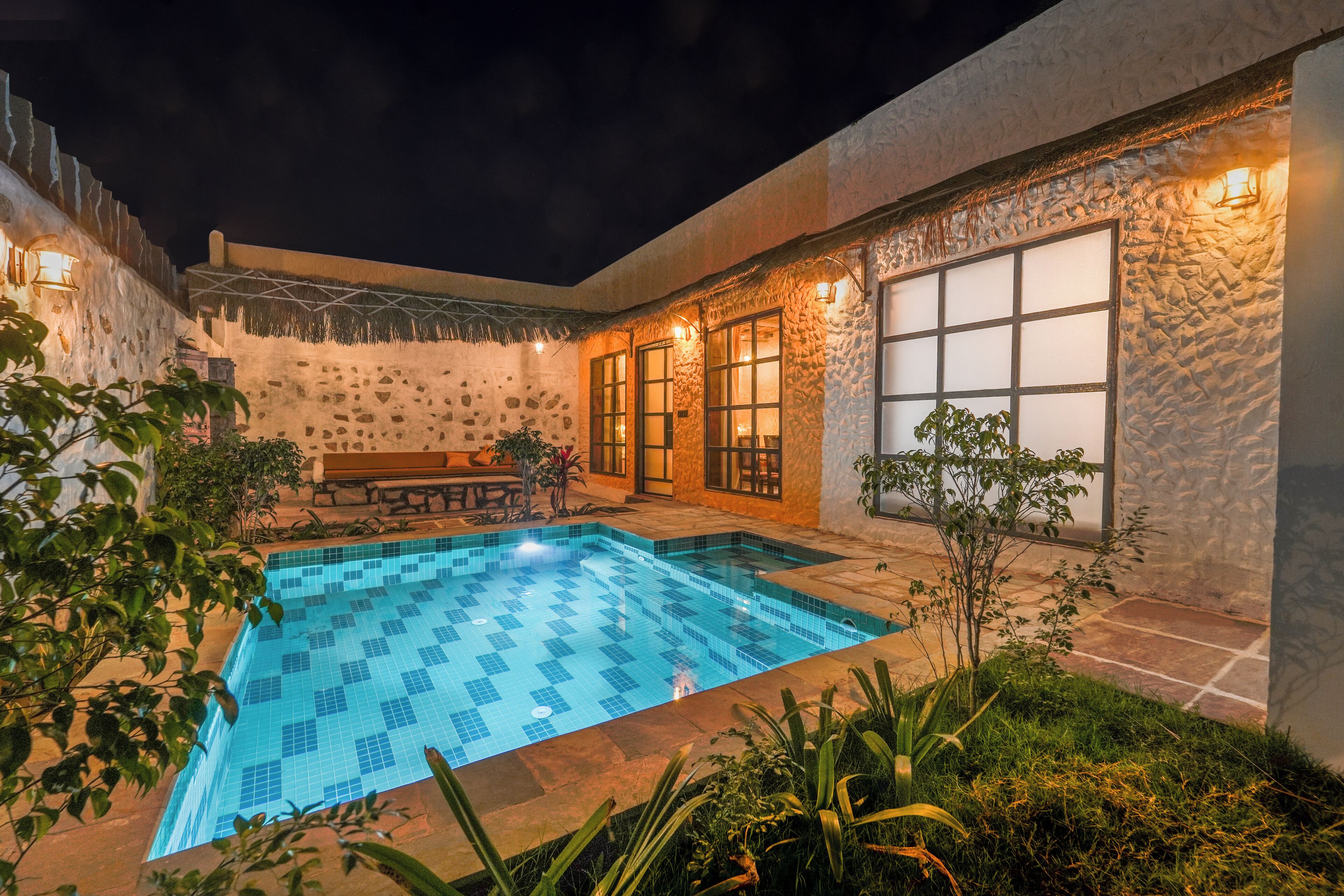 Doppia Luxury, vista piscina | Una cassaforte in camera, una scrivania, tende oscuranti