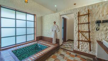 Separate tub and shower, jetted tub, free toiletries, hair dryer