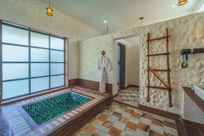 Separate bathtub and shower, jetted bath, free toiletries, hair dryer - Dunes and You, Pushkar - A Luxury Pool Villas Retreat (Pushkar)