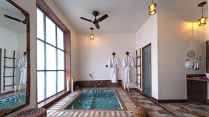 Luxury Suite Pool Villa with Private Jacuzzi and Terrace Access | Bad