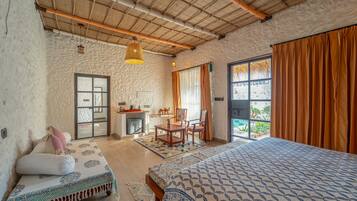 Luxe tweepersoonskamer, uitzicht op zwembad | Een kluis op de kamer, een bureau, verduisterende gordijnen