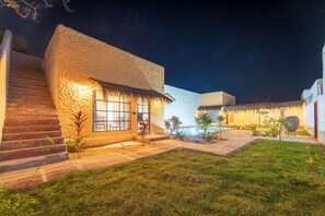 Two Bedroom Suite Pool Villa with Bathtub and Terrace Access | Una cassaforte in camera, una scrivania, tende oscuranti