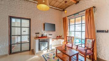 Kahden hengen luksushuone, näköala uima-altaalle | Tallelokero huoneessa, työpöytä, pimennysverhot