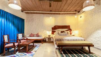 Kahden hengen luksushuone, näköala uima-altaalle | Tallelokero huoneessa, työpöytä, pimennysverhot