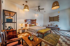 Luxury Suite Pool Villa with Private Jacuzzi and Terrace Access | Una cassaforte in camera, una scrivania, tende oscuranti