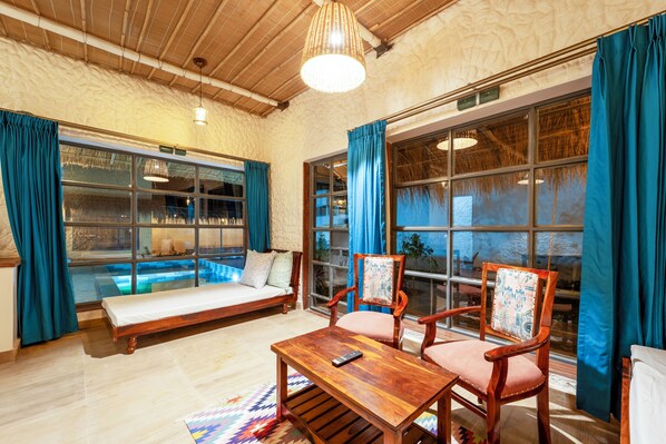 Two Bedroom Suite Pool Villa with Bathtub and Terrace Access | Una cassaforte in camera, una scrivania, tende oscuranti