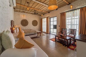 Una cassaforte in camera, una scrivania, tende oscuranti