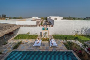Two Bedroom Suite Pool Villa with Bathtub and Terrace Access | Una cassaforte in camera, una scrivania, tende oscuranti