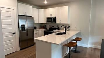 Een koelkast, een microgolfoven, een oven, een kookplaat