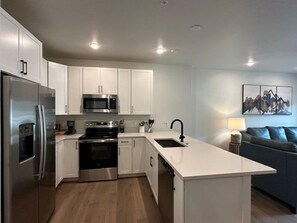 ثلاجة، ميكروويف، فرن، موقد طهي مسطح