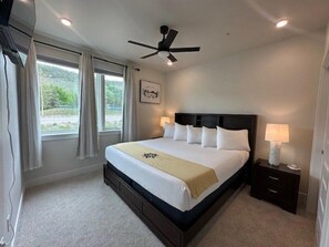 1 bedroom, in-room safe, iron/ironing board, travel crib - Premier 1BR + Den w/ Pool & Hot Tub Access (Keystone)