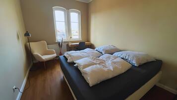 1 bedroom, bed sheets