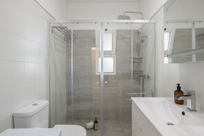 Shower, hair dryer, towels - Hopstays - 2133 Sun & Sea Flat (Quarteira)