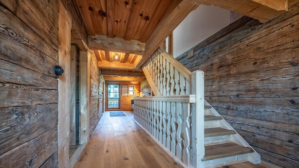 A wooden interior with a staircase leading to a door. - Holiday Home 'Englburger Hof' with Private Terrace, Private Garden and Wi-Fi (Tittling)