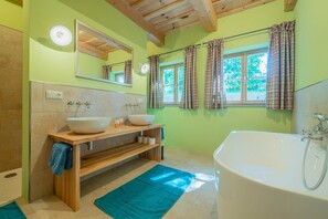 Douche, articles de toilette gratuits, sèche-cheveux