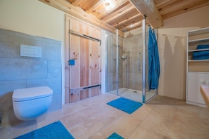 Dusche, kostenlose Toilettenartikel, Haartrockner, Handtücher