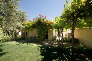 Property grounds - Maison l'Oustalette de Mau-bé with Pool in the Luberon (Maubec)
