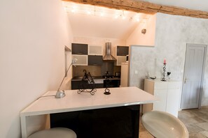 Fridge, microwave, oven, stovetop - Maison l'Oustalette de Mau-bé with Pool in the Luberon (Maubec)