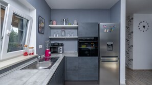 Coffee/tea maker, fridge, microwave, oven