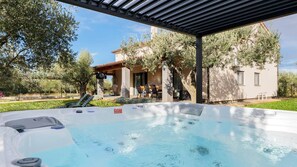 Bañera de hidromasaje al aire libre