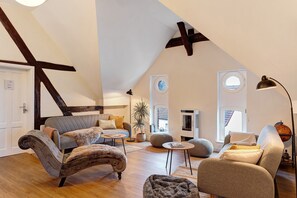 Fireplace, table tennis - Apartment 'Haevn Altes Pfarrhaus Marienfließ' with Shared Terrace, Shared Garden and Wi-Fi (Stepenitz)