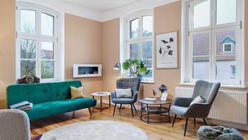 Chimenea, videojuegos, mesa de ping pong