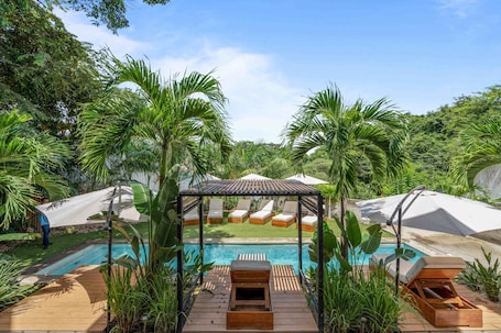 室外游泳池,池畔遮阳伞,日光浴躺椅