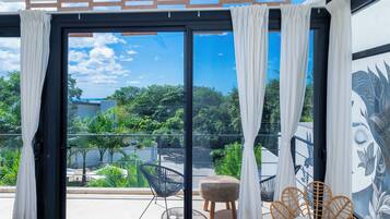 Caja de seguridad en la habitación y cortinas blackout