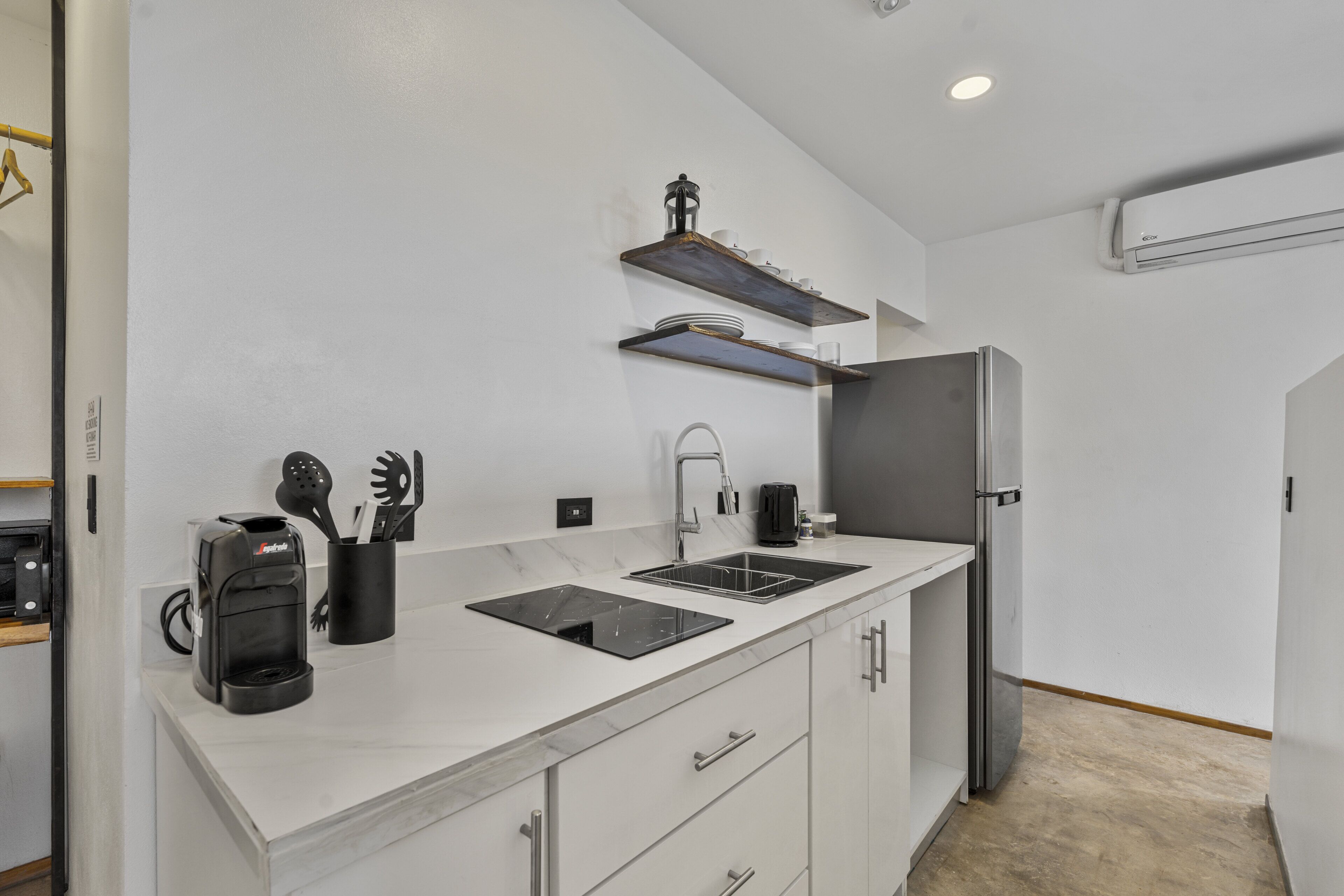 Deluxe Studio, 1 King Bed, Balcony, Pool View | Private kitchen | Full-sized fridge, stovetop, cookware/dishes/utensils