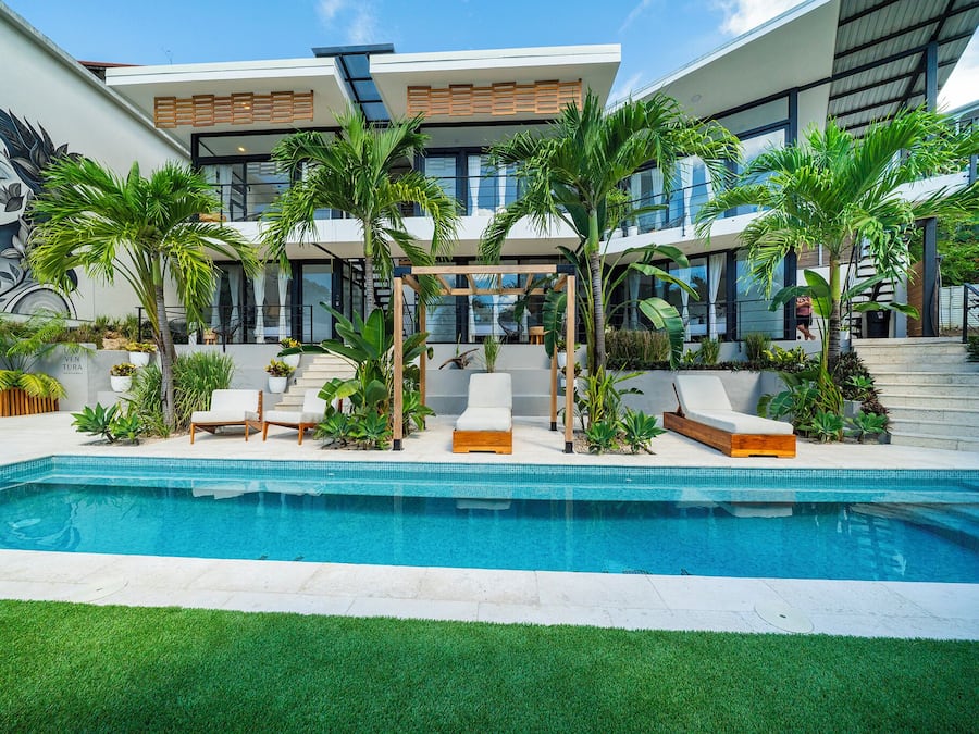 Piscina externa, guarda-sóis, espreguiçadeiras