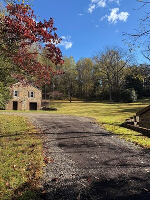 المنطقة المحيطة بالمنشأة