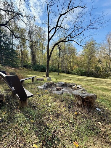 Secluded stonehouse in Marshall with walking trails and creek. Pet-friendly!