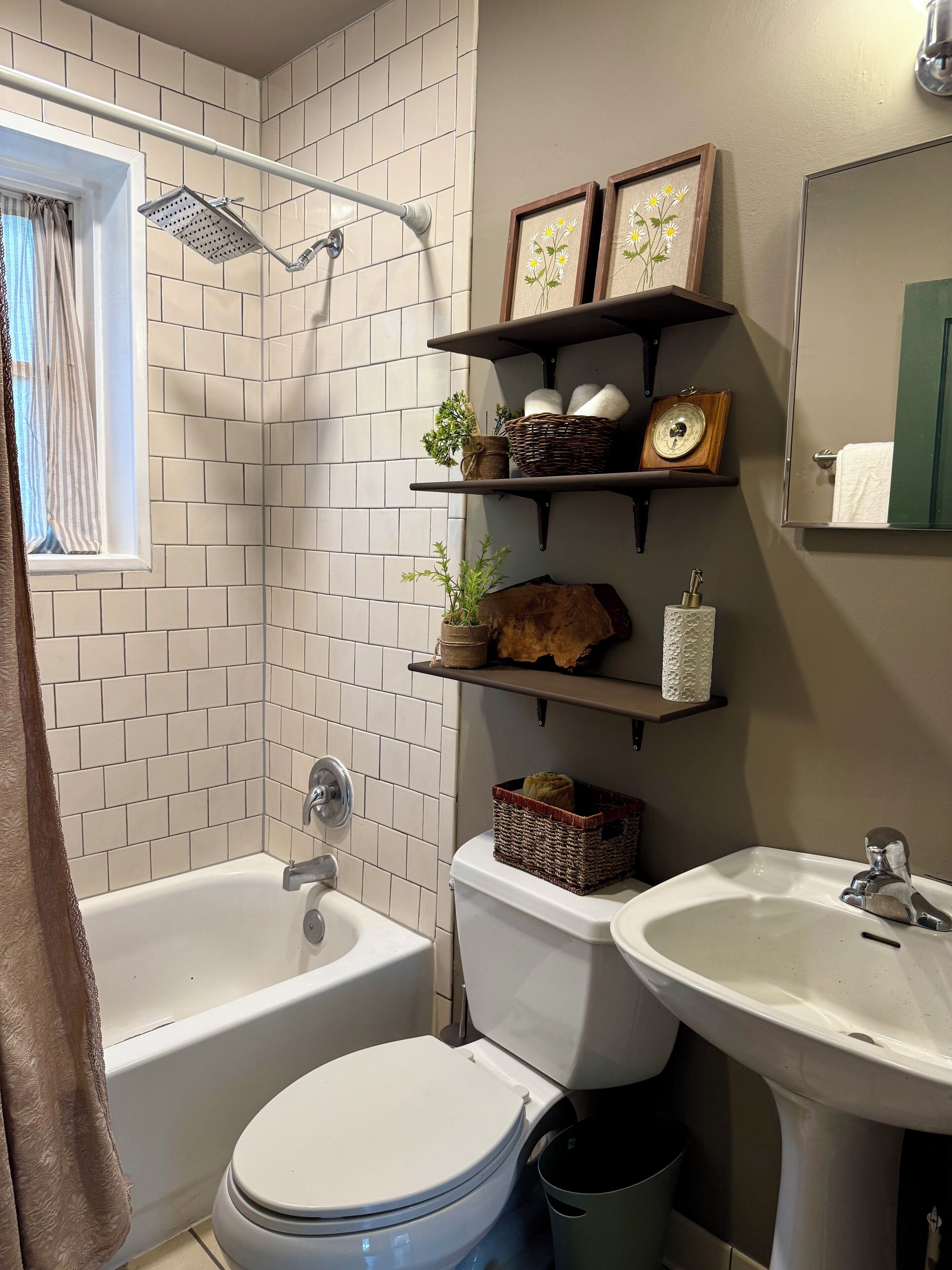 Sèche-cheveux, serviettes fournies, savon, papier toilette