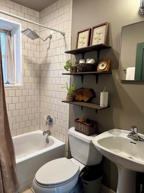 Hair dryer, towels, soap, toilet paper - Secluded stonehouse in Marshall with walking trails and creek. Pet-friendly! (Marshall)