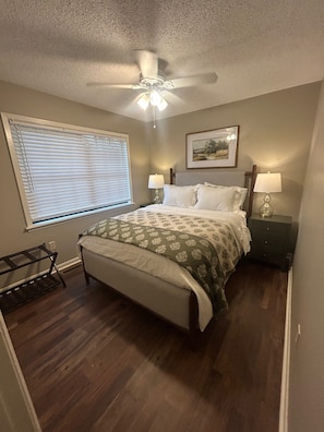 3 slaapkamers, een strijkplank/strijkijzer, gratis wifi, beddengoed