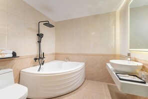 Habitación de lujo doble, vistas a la ciudad | Baño | Ducha, artículos de higiene personal gratuitos y secador de pelo