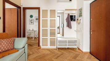 Apartamento, 1 habitación | Zona de estar | Televisión de 30 pulgadas con canales por satélite