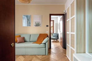 Apartamento, 1 quarto | Área de estar | TV 30 polegadas com canais via satélite