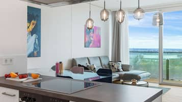 Deluxe-Penthouse, 2 Schlafzimmer, Poolzugang, Stadtblick | Wohnbereich | 60-Zoll-LED-Fernseher mit Digitalempfang, Netflix, Fußbodenheizung