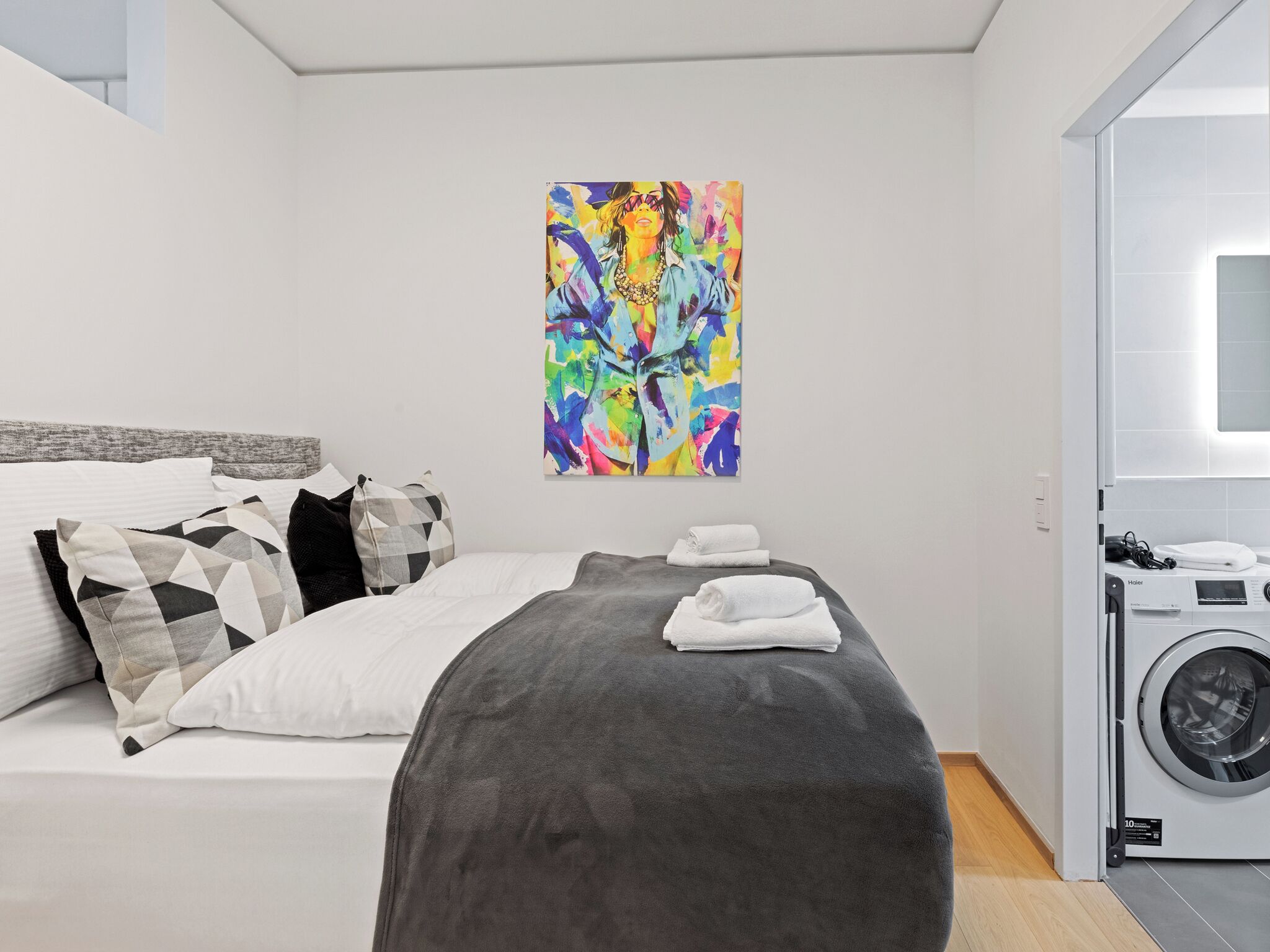 Deluxe-Penthouse, 2 Schlafzimmer, Poolzugang, Stadtblick | Hochwertige Bettwaren, individuell dekoriert, individuell eingerichtet