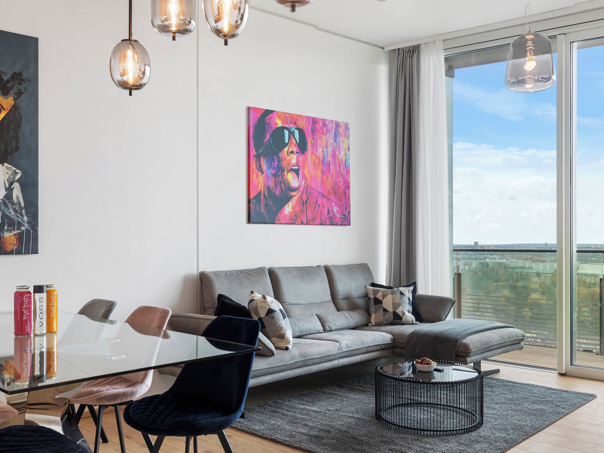 Deluxe-Penthouse, 2 Schlafzimmer, Poolzugang, Stadtblick | Wohnbereich | 60-Zoll-LED-Fernseher mit Digitalempfang, Netflix, Fußbodenheizung
