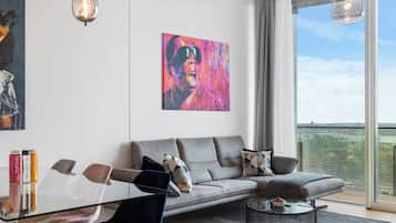 Deluxe-Penthouse, 2 Schlafzimmer, Poolzugang, Stadtblick | Wohnbereich | 60-Zoll-LED-Fernseher mit Digitalempfang, Netflix, Fußbodenheizung