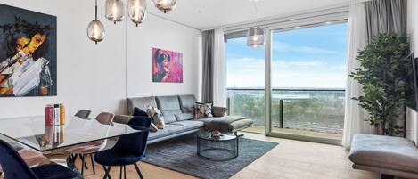 デラックス ペントハウス 2 ベッドルーム プールアクセス シティビュー | リビング エリア | 60 インチのLED テレビ (デジタル放送視聴可)、Netflix、床暖房