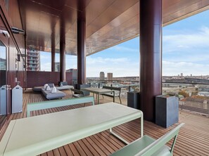 Cobertura luxo, 2 quartos, acesso à piscina, vista para a cidade | Terraço/pátio