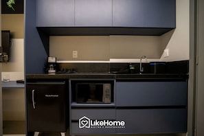 A modern kitchen with a microwave, coffee maker, and a sink. - Setai Aquamaris - LikeHome Hospedagens (João Pessoa)