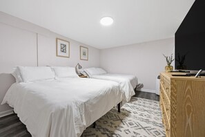 2 bedrooms, iron/ironing board, WiFi, bed sheets - Airport Haven - Cozy 2BR Apt. 5 Min Away From Airport (Newark)