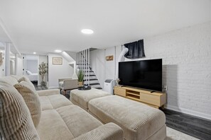 TV - Airport Haven - Cozy 2BR Apt. 5 Min Away From Airport (Newark)