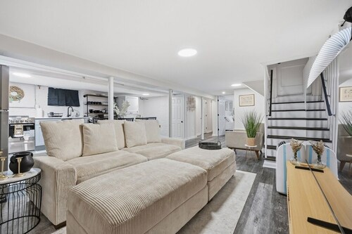 Airport Haven - Cozy 2BR Apt. 5 Min Away From Airport