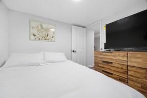 2 bedrooms, iron/ironing board, WiFi, bed sheets - Airport Haven - Cozy 2BR Apt. 5 Min Away From Airport (Newark)