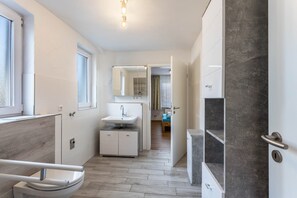 Regadera, secadora de cabello, toallas 